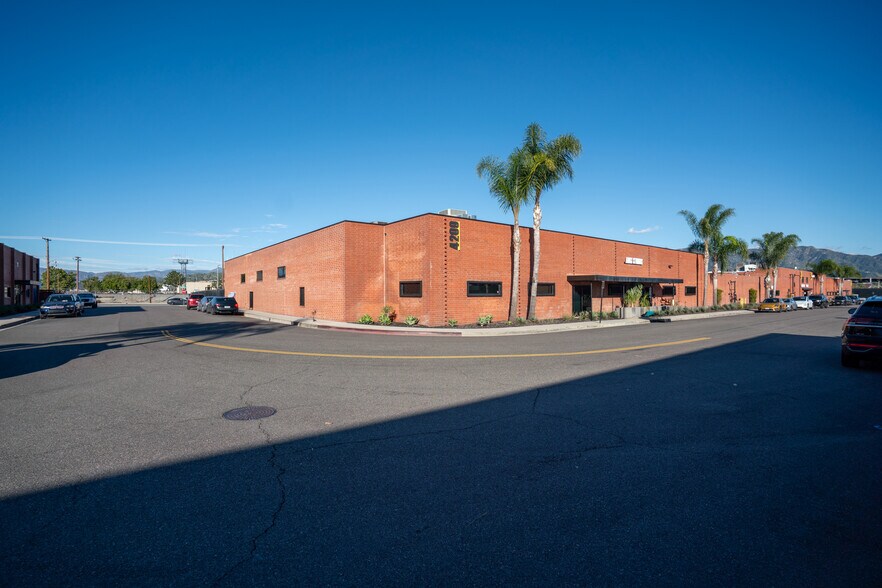 Primary Photo Of 4209 Vanowen Pl, Burbank Warehouse For Lease