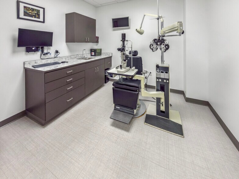 More Photos Of 4 Ellinwood Dr, New Hartford Medical For Sale