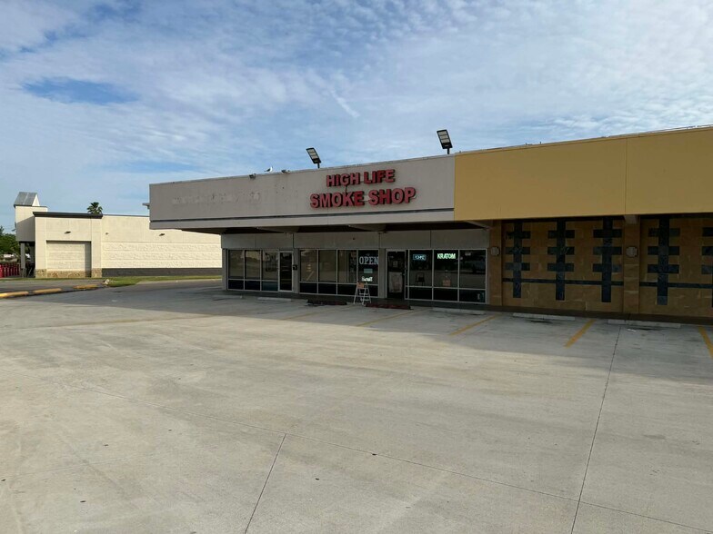 More Photos Of 1009 NASA Road 1, Webster General Retail For Lease