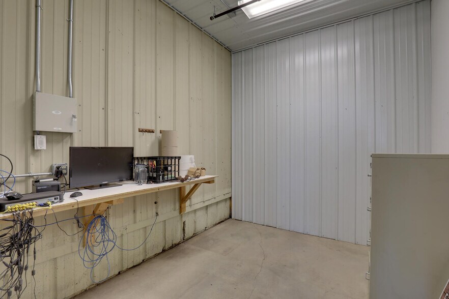 More Photos Of 711 S Front St, Quincy Industrial For Lease