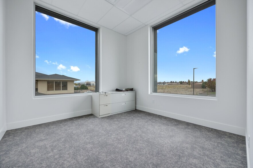 More Photos Of 9425 Sandifur Pky, Pasco Office For Sale