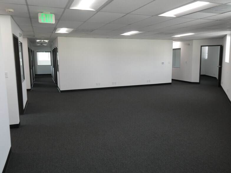 More Photos Of 3500 N San Fernando Blvd, Burbank Flex For Lease