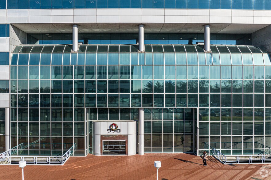 More Photos Of 990 Stewart Ave, Garden City Office For Lease