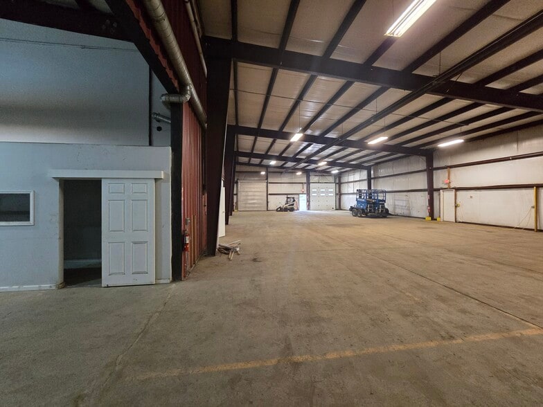 More Photos Of 14 Park Dr, Franklin Warehouse For Lease