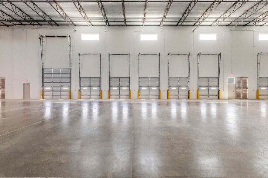 More Photos Of 5324 S Peachtree Rd, Balch Springs Distribution For Sale