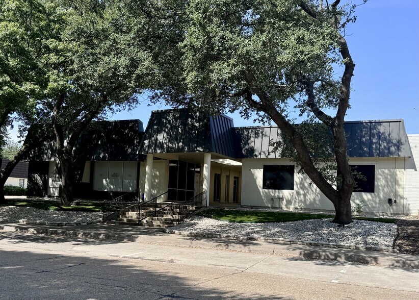 More Photos Of 304 S Cottonwood Dr, Richardson Medical For Sale
