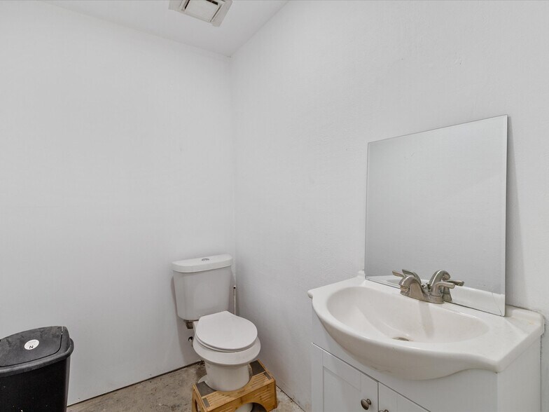 More Photos Of 700 N Main St, Lexington Industrial For Sale