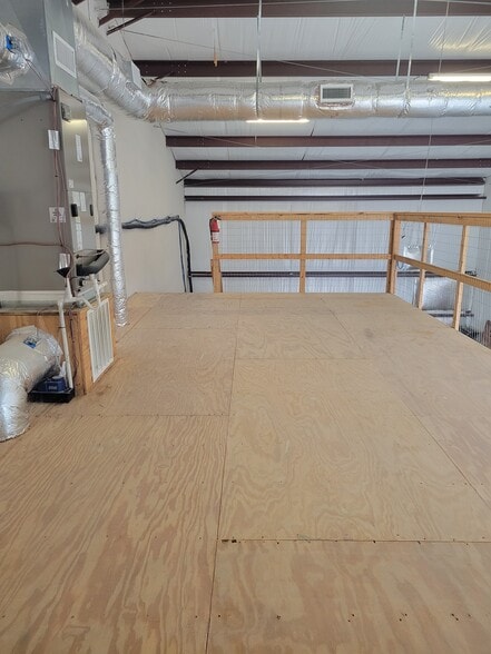 More Photos Of 4819 R O Dr, Spicewood Warehouse For Lease