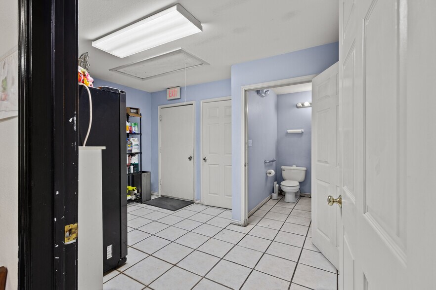 More Photos Of 955 W Kingsbury St, Seguin Auto Repair For Sale