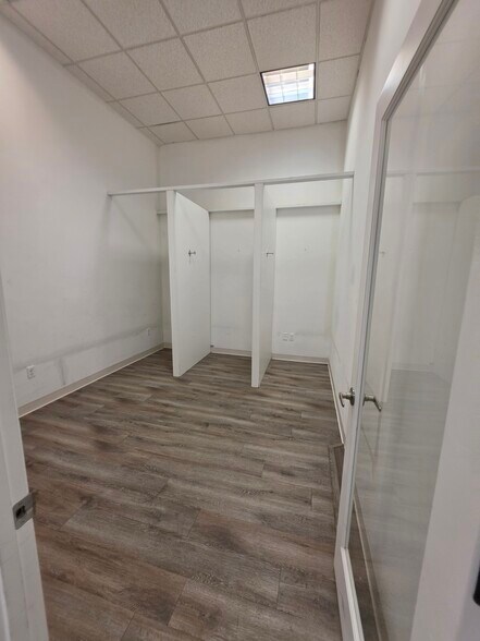 More Photos Of 7901 Kingspointe Pky, Orlando Showroom For Lease