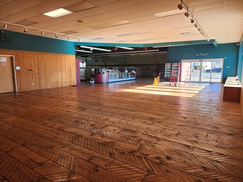 More Photos Of 29670 Ellensburg Ave, Gold Beach Storefront For Sale