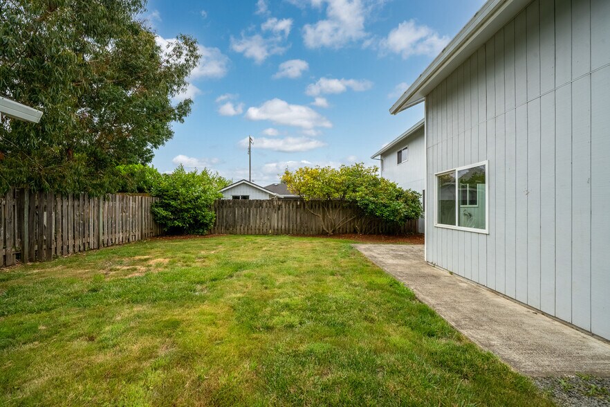 More Photos Of 1009-1011 Grove Ave, Tillamook Apartments For Sale