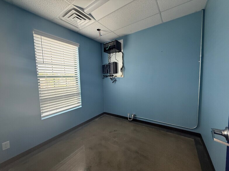 More Photos Of 201-217 N Main St, Versailles Storefront Retail Office For Lease