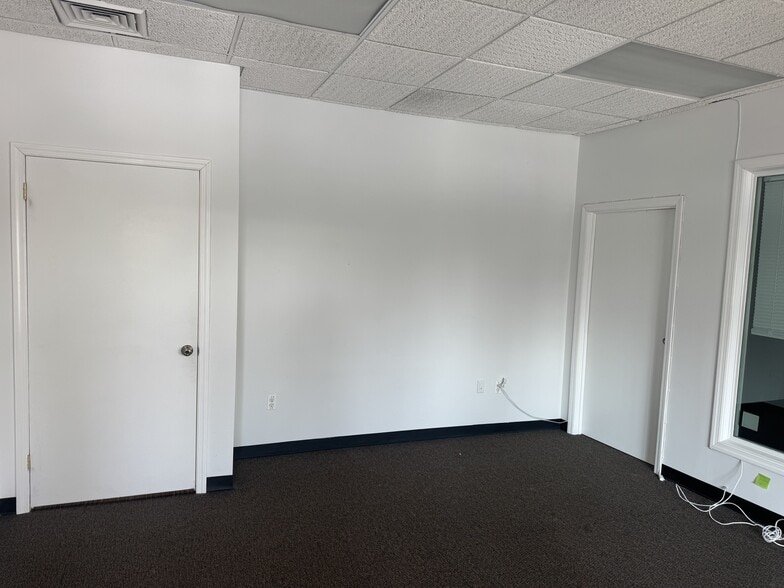 More Photos Of 240 Plandome Rd, Manhasset Office For Lease