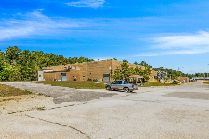 More Photos Of 3036 Gillespie St, Fayetteville Manufacturing For Lease