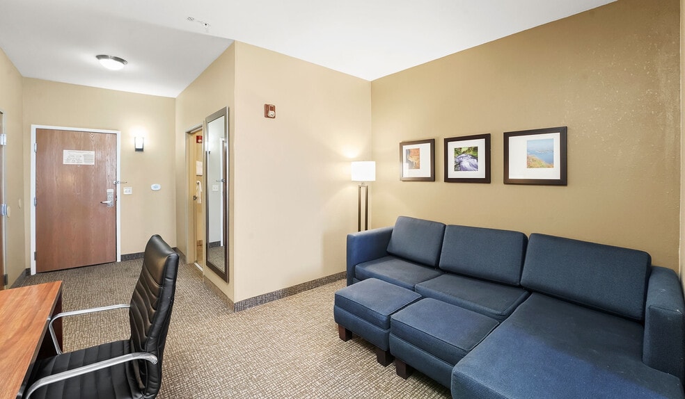 More Photos Of 725 Paradise Ln, Johnson Creek Hotel For Sale