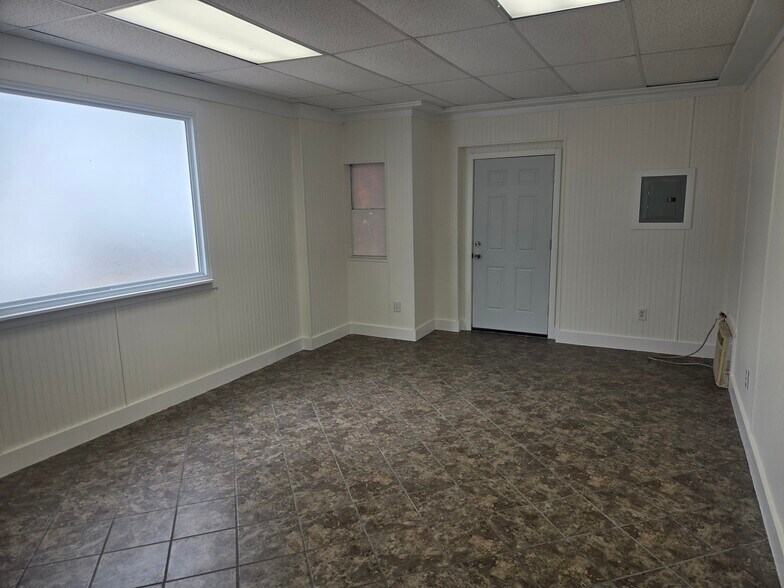 More Photos Of 1813 N Harrison St, Shawnee Office For Sale