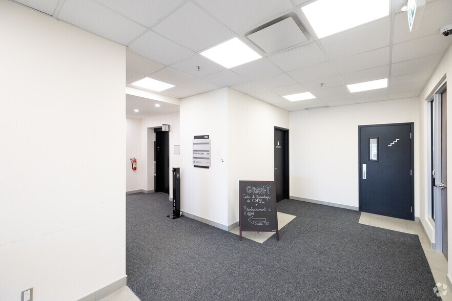 More Photos Of 4670 Aut Sud Laval (A-440) Desste O, Laval Medical For Sale