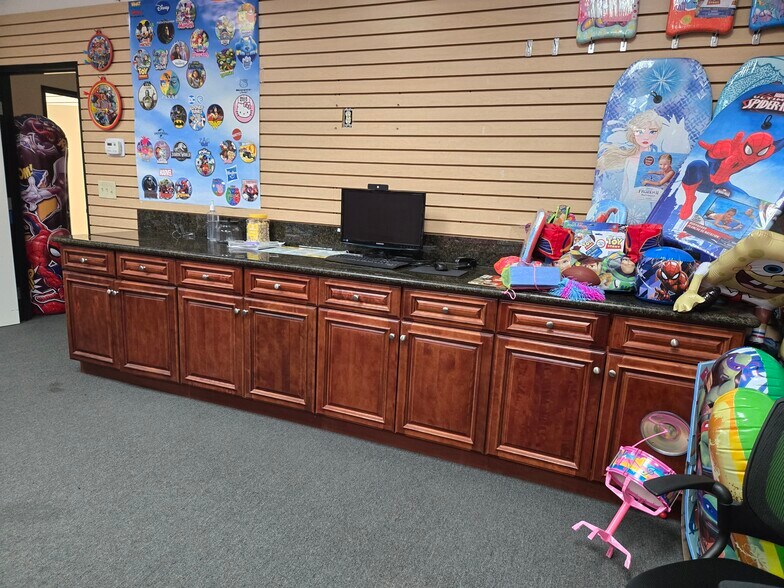 More Photos Of 19428 Londelius St, Northridge Warehouse For Lease