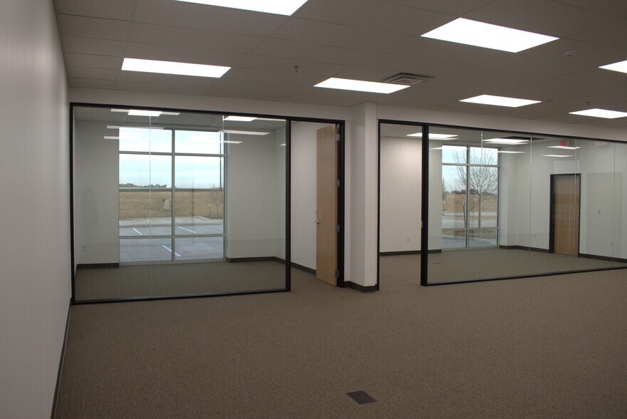 More Photos Of 9449 Silver Creek Rd, Fort Worth Warehouse For Lease