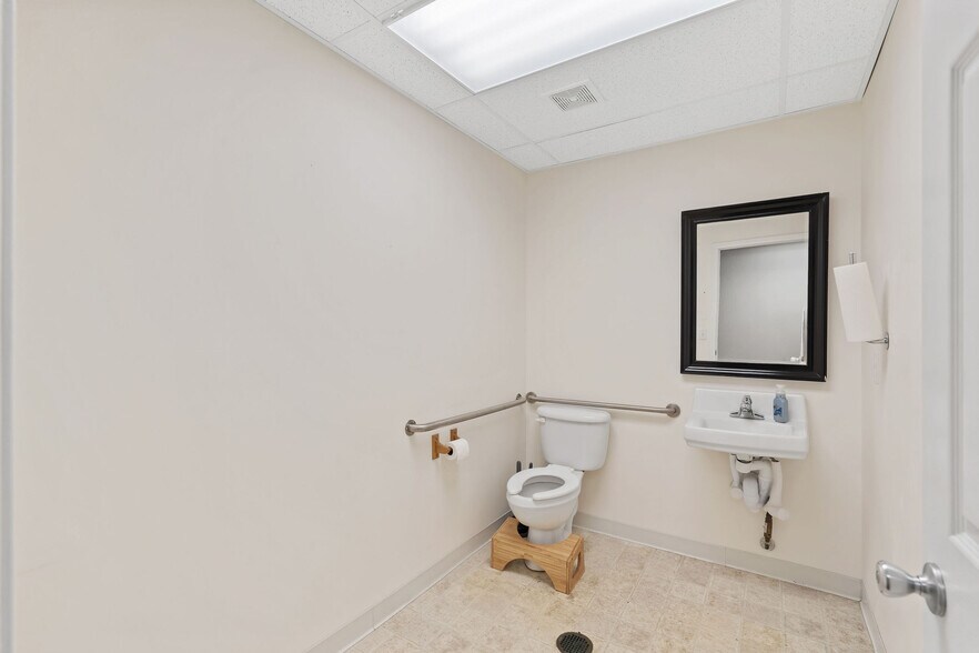 More Photos Of 4922 Port Royal Rd, Spring Hill Showroom For Lease