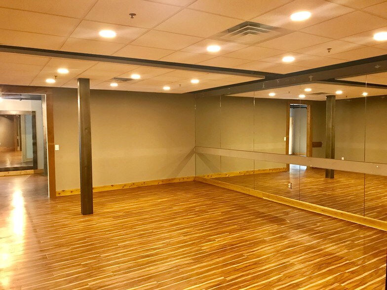 More Photos Of 871 S Arbor Vitae, Edwardsville General Retail For Lease