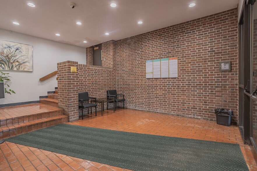 More Photos Of 524 W Stephenson St, Freeport Office For Sale