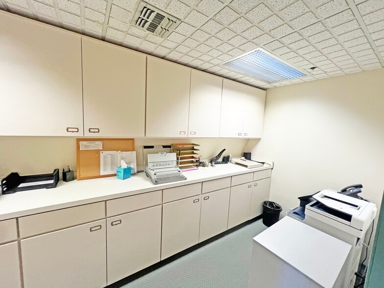 More Photos Of 1525 State St, Santa Barbara Office For Sale