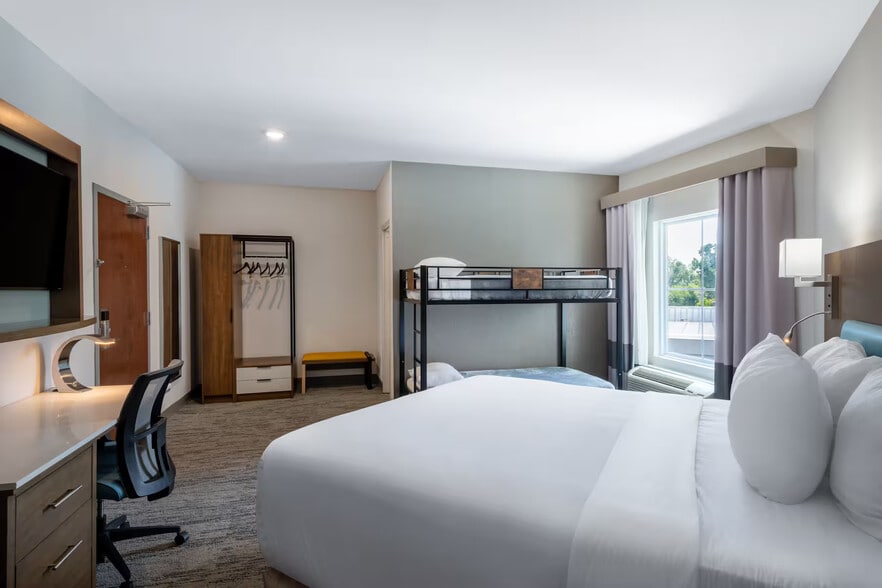 More Photos Of 1978 Village Green Way, Tallahassee Hotel For Sale