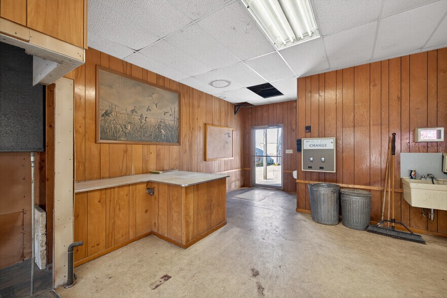More Photos Of S101 S Main St, Nelson General Retail For Sale