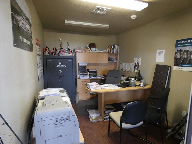 More Photos Of 3600 W White Mountain Blvd, Lakeside Showroom For Sale