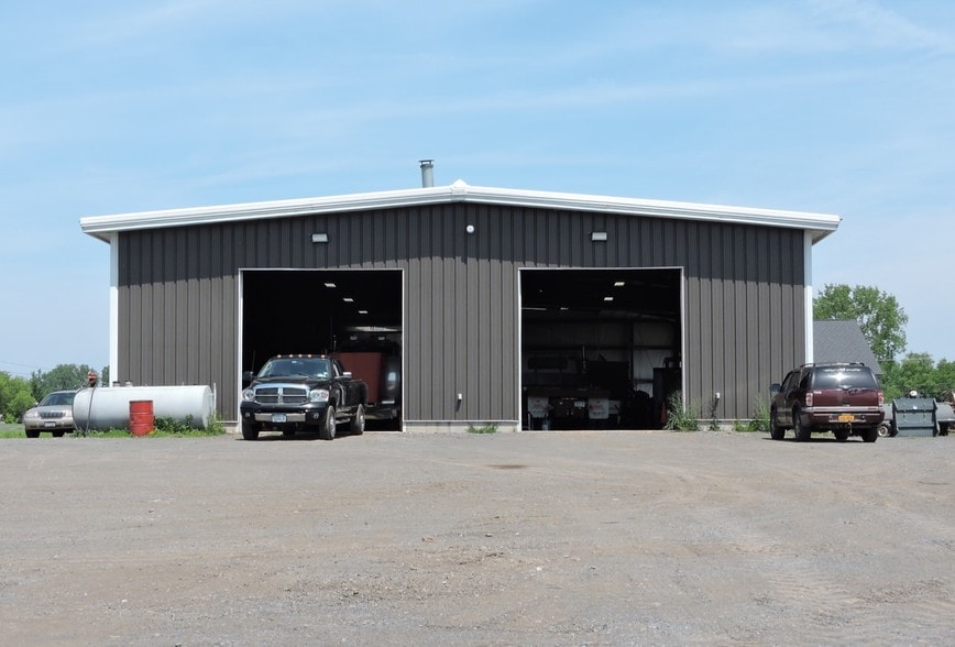 More Photos Of 18 Corporate Park Dr, Central Square Light Distribution For Lease