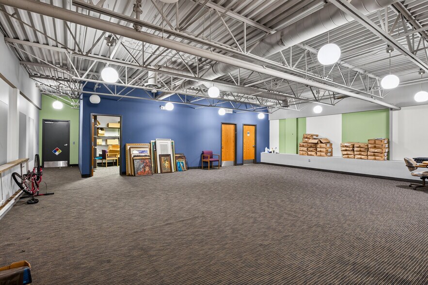 More Photos Of 521-563 Phalen Blvd, Saint Paul Coworking Space