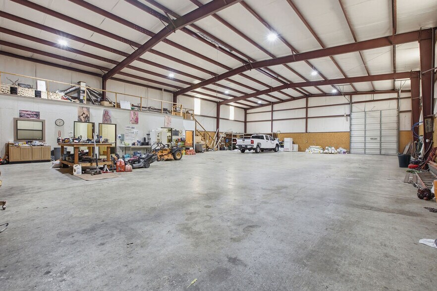 More Photos Of 2349 Patterson Industrial Dr, Pflugerville Warehouse For Lease