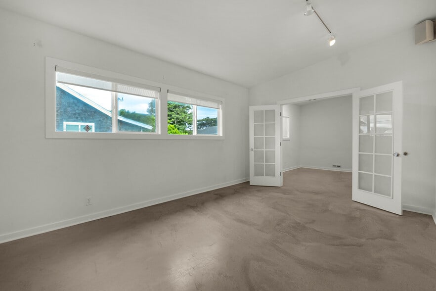 More Photos Of 809 S Holladay Dr, Seaside Showroom For Sale