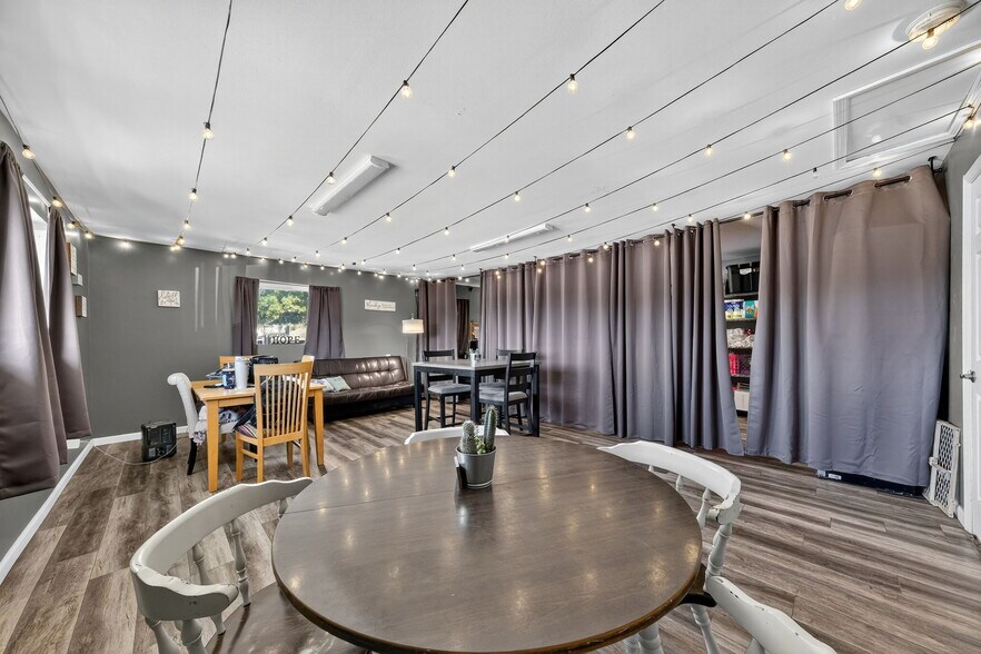 More Photos Of 302 S Lincoln Dr, Troy Office For Sale