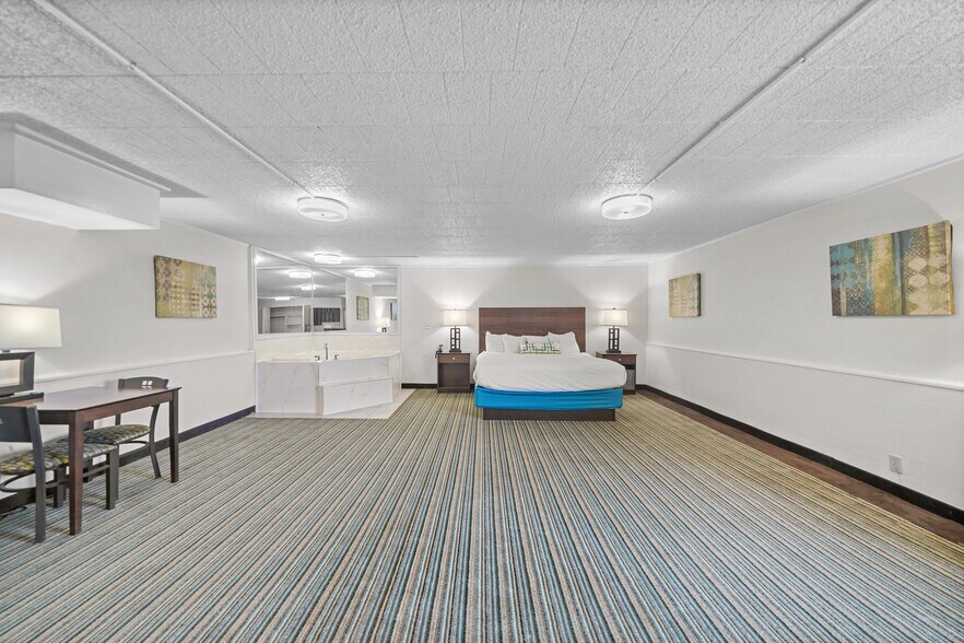 More Photos Of 21700 West Rd, Woodhaven Hotel For Sale