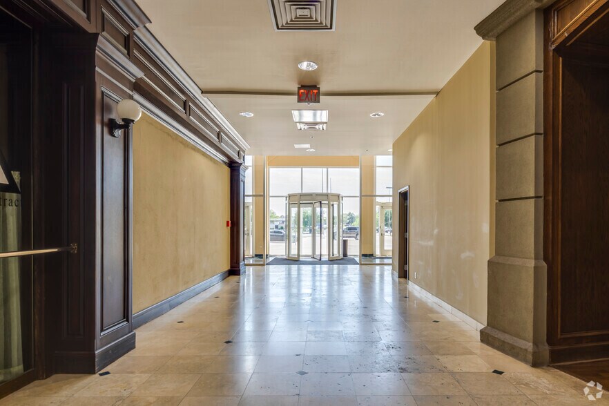 More Photos Of 1900 NW Expressway, Oklahoma City Office For Lease