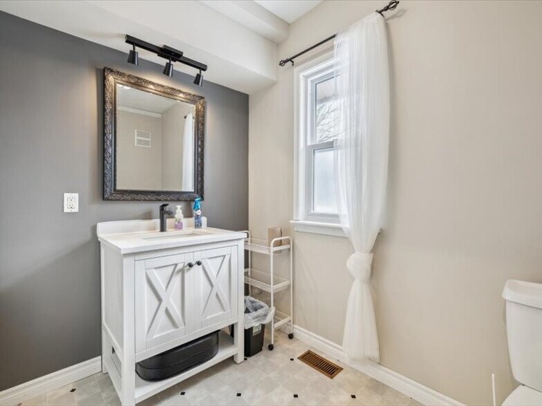 More Photos Of 294 Dundas St, Hamilton Freestanding For Sale