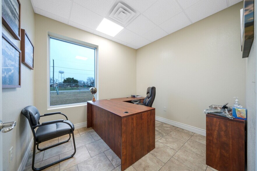 More Photos Of 200 N Yule Ave, Charlotte Office For Sale