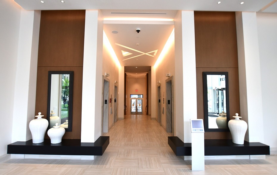 More Photos Of 100 W Main St, Lexington Office For Lease