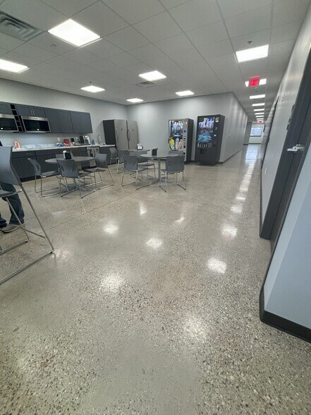 More Photos Of 4272 Lincoln Rd, Holland Showroom For Lease