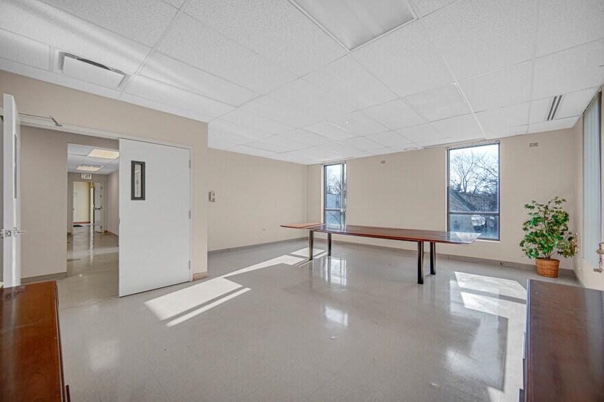 More Photos Of 134 W 111th St, Chicago Office For Lease