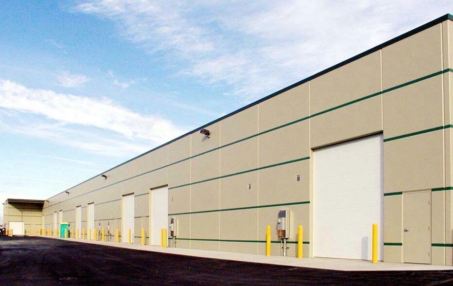 More Photos Of 2760 Beverly Dr, Aurora Warehouse For Lease