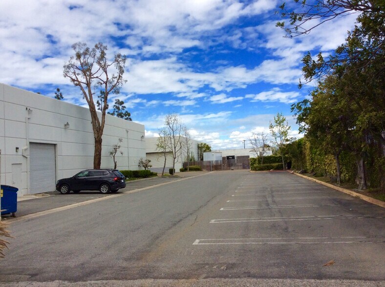 More Photos Of 7442 Vincent Cir, Huntington Beach Manufacturing For Lease