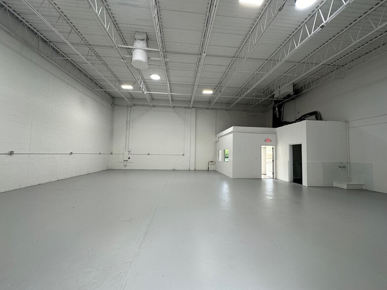 More Photos Of 1107 Station Rd, Bellport Village Warehouse For Lease