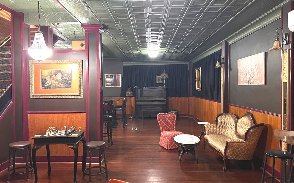 More Photos Of 32 Franklin St, Martinsville Storefront For Sale