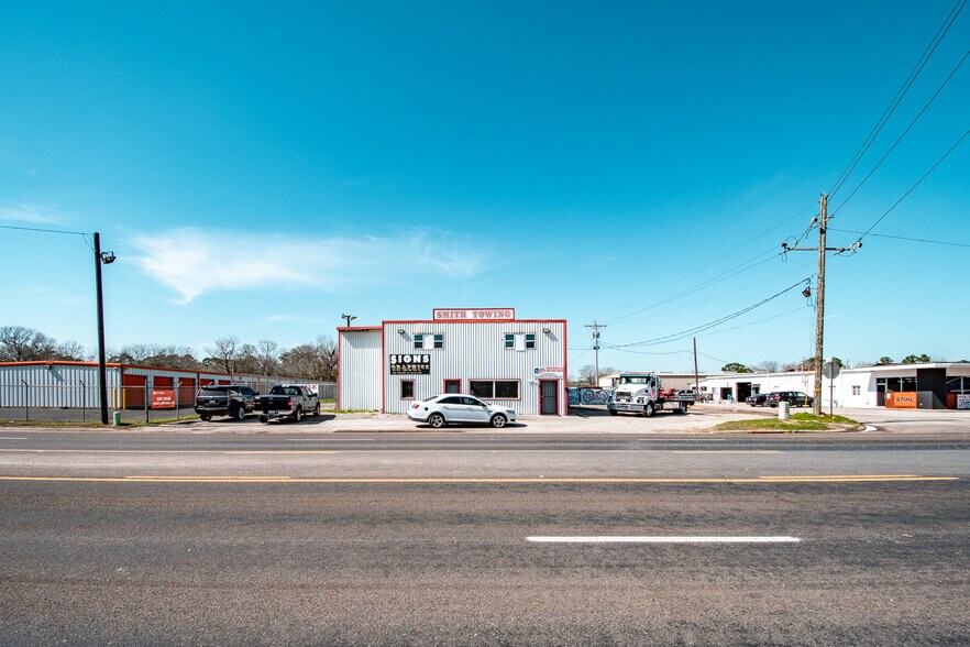 More Photos Of 213 N Washington Ave, Cleveland General Retail For Sale