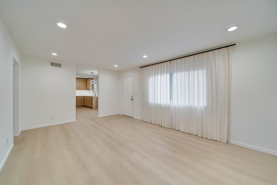 More Photos Of 113 N Grand Oaks Ave, Pasadena Apartments For Sale