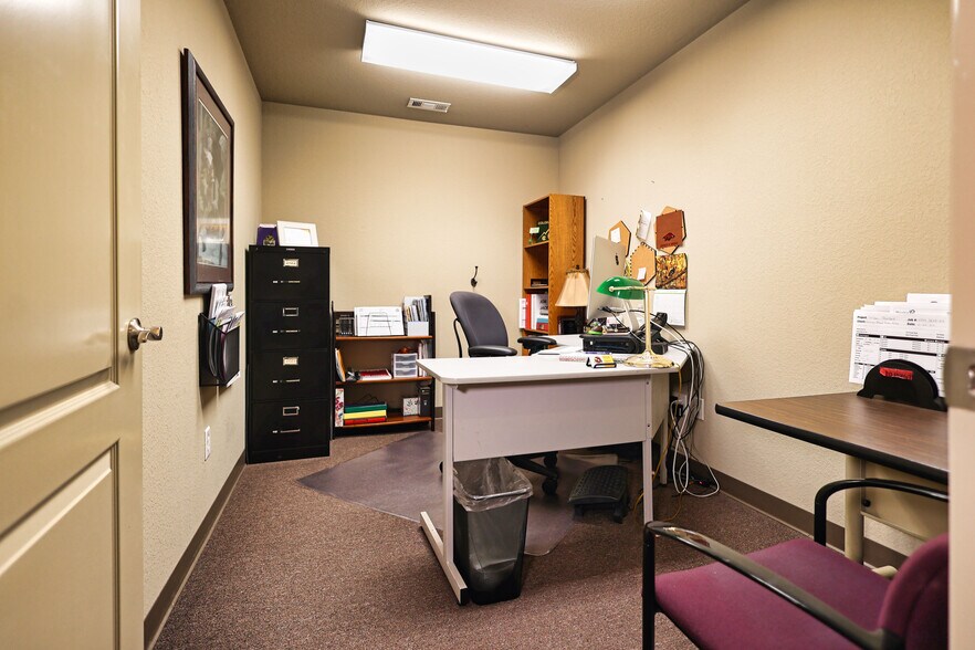 More Photos Of 1391 Plaza Pl, Springdale Office For Sale